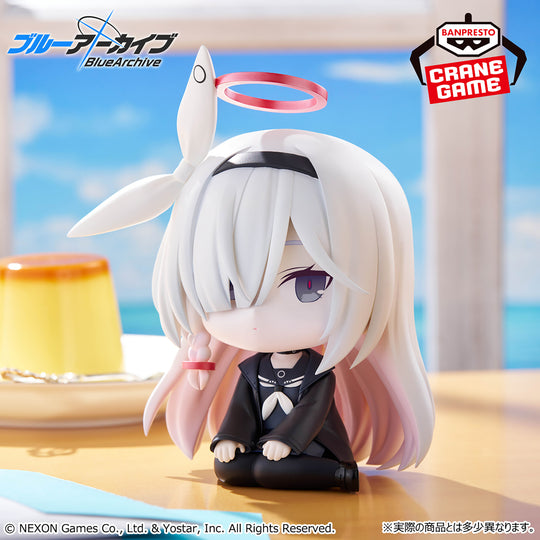 Plana Osuwari istuv figuur - Blue Archive