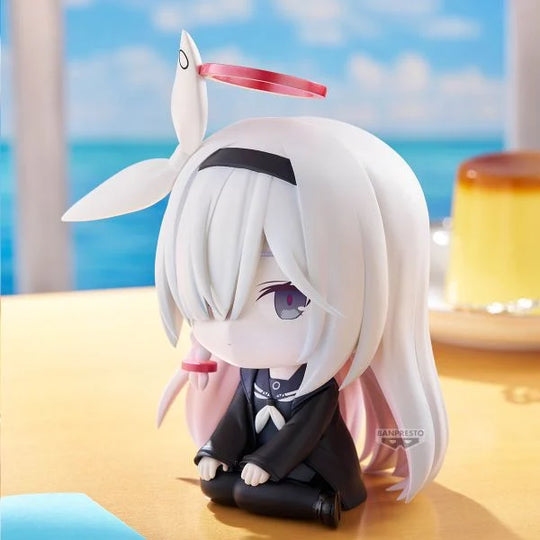 Plana Osuwari istuv figuur - Blue Archive